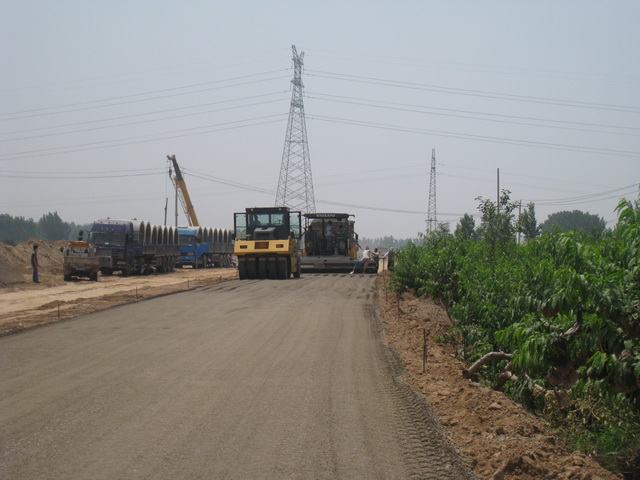 簡訊：機械公司陸續(xù)組織了攤鋪機、壓路機等機械設(shè)備和選派精干力量，投入到了減河濱河路道路建設(shè)工程中